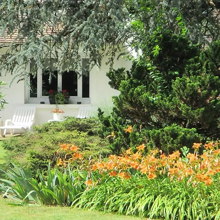 Les Ecureuils Bed & Breakfast *
